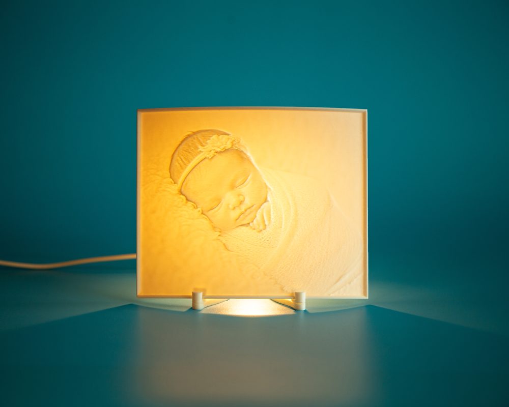 A bekapcsolt LED hátulról megvilágítja a 3D fotót
